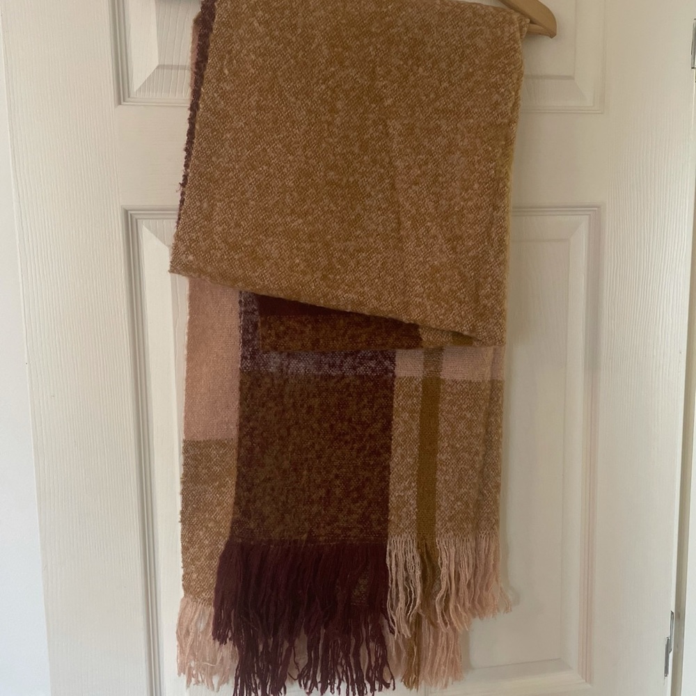 HM Scarf - Picture 2 of 6